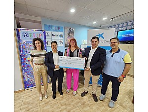 Fundacion La Caixa entrega a AELIP un cheque de 2000€ de su programa 