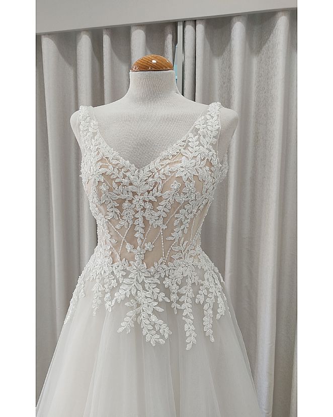 VESTIDO DE NOVIA CON ESPALDA DESCUBIERTA Y BORDADO  - Foto 1