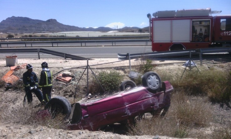 Servicios de emergencias acuden a atender a uma herida en accidente de tráfico en carretera Alhama - Mazarron