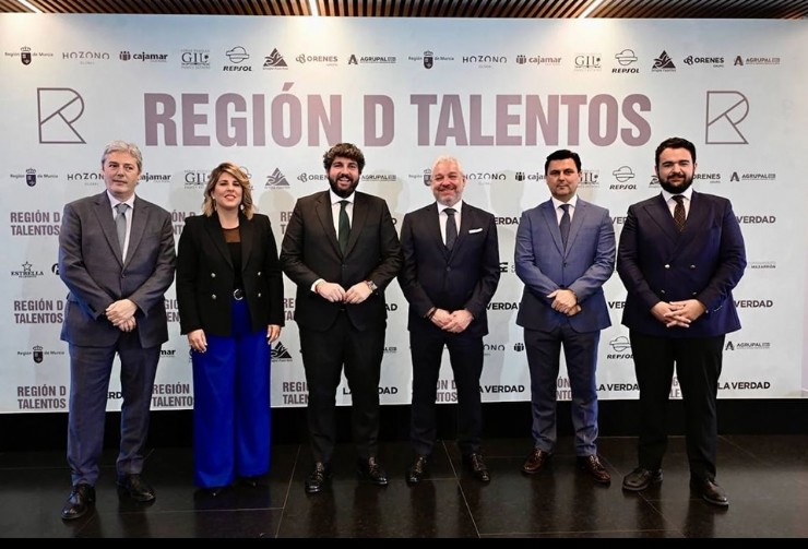 El alcalde de Mazarrón asistió a la presentación de la revista ‘Región de talentos’  