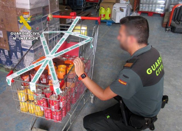 La Guardia Civil interviene cerca de un millar de productos alimenticios en comercios de Mazarrón, Águilas y Lorca