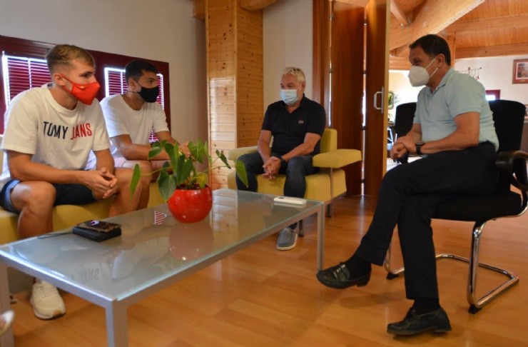 Chiky y David Ardil visitan el Ayuntamiento antes de disputar el Mundial de Fútbol Playa