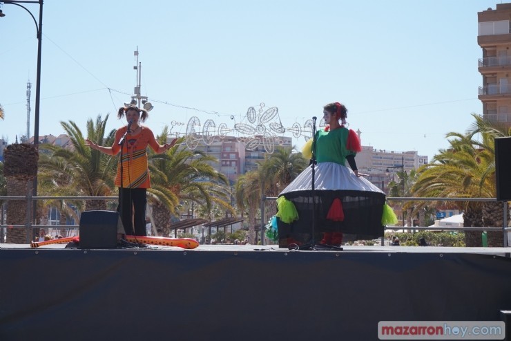 Actuación infantil 'Pepica y los bichejos' en el paseo del Puerto de Mazarrón.