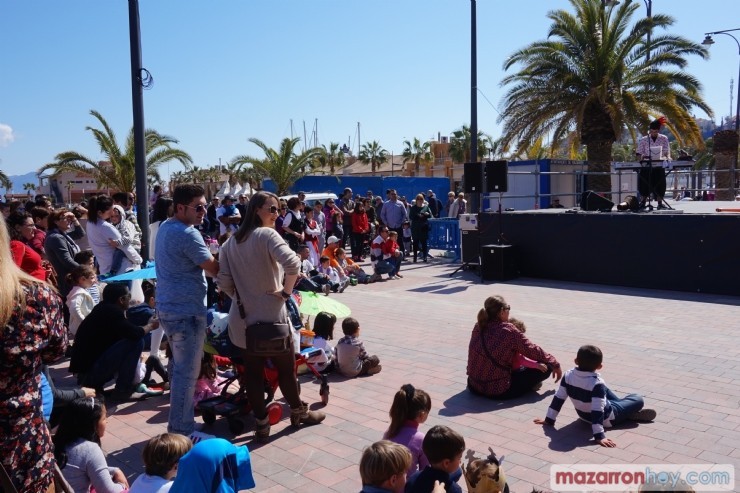 Actuación infantil 'Pepica y los bichejos' en el paseo del Puerto de Mazarrón.