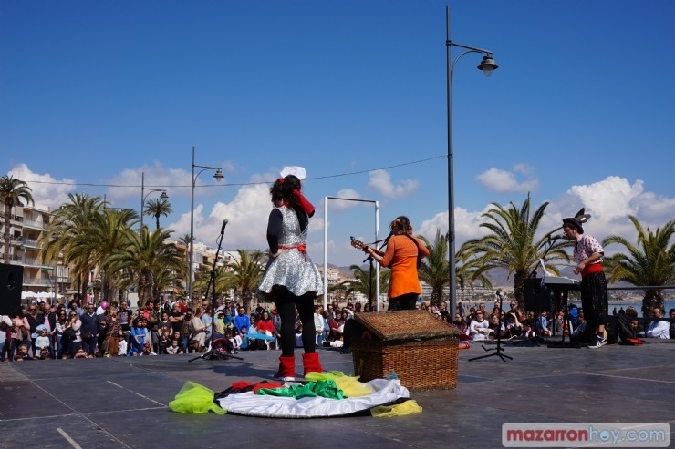 Actuación infantil 'Pepica y los bichejos' en el paseo del Puerto de Mazarrón.