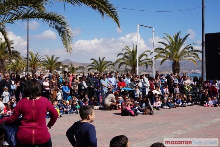 Actuación infantil 'Pepica y los bichejos' en el paseo del Puerto de Mazarrón.