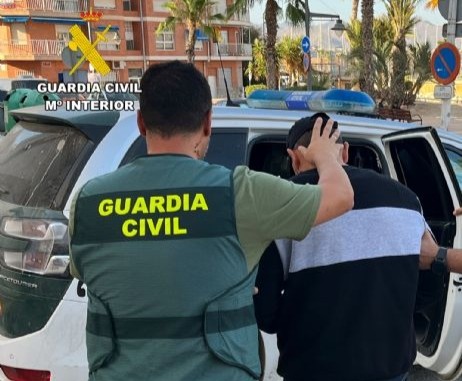 La Guardia Civil detiene en Puerto de Mazarrón a dos tironeros