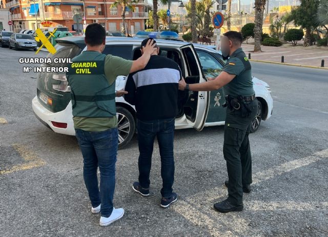 La Guardia Civil detiene en Puerto de Mazarrón a dos tironeros