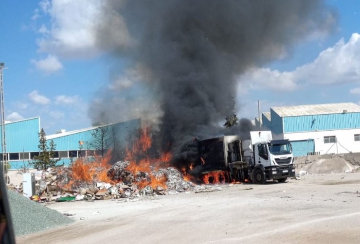 Bomberos sofocan el incendio de un camión en Mazarrón