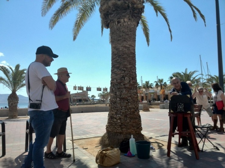 La Asociación fotográfica de Mazarrón F20. 'Tendemos a la Fotografía'. Paseo marítimo. 15 mayo