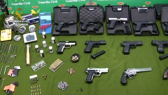 La Guardia Civil desarticula una organización criminal dedicada a la adquisición y venta de  armas de fuego