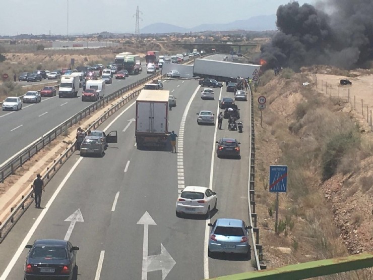 TRES FALLECIDOS Y UN HERIDO GRAVE EN UN ACCIDENTE ENTRE DOS CAMIONES EN LA A7