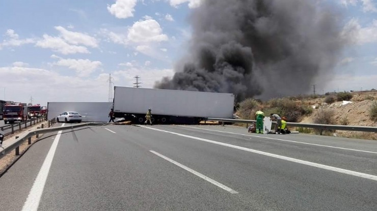 TRES FALLECIDOS Y UN HERIDO GRAVE EN UN ACCIDENTE ENTRE DOS CAMIONES EN LA A7