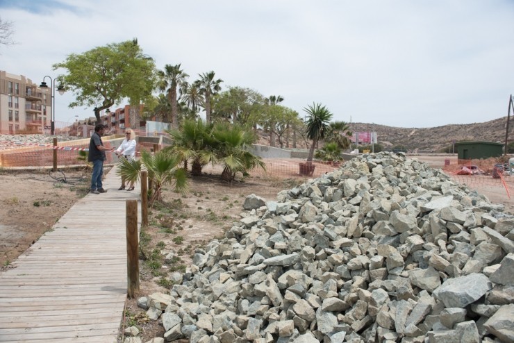 ACONDICIONAN LOS ACCESOS  A LA PLAYA DE LA ISLA