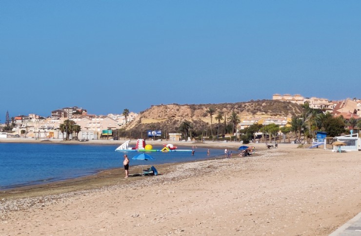 Servicios de Emergencias salvan la vida de un hombre de 82 años en la playa del Alamillo