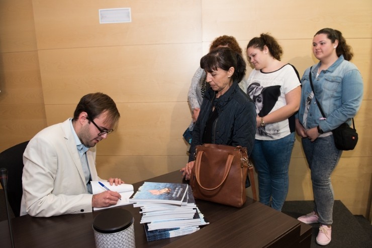 EL AUTOR MAZARRONERO JAVIER HERVÁS PRESENTA SU POEMARIO “EL FANTASMA DE TU ABRAZO”