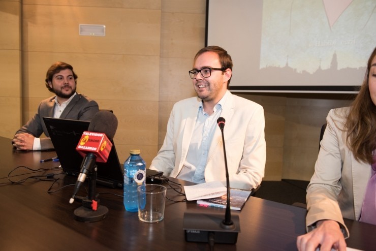 EL AUTOR MAZARRONERO JAVIER HERVÁS PRESENTA SU POEMARIO “EL FANTASMA DE TU ABRAZO”