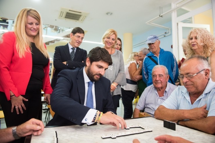 López Miras visita el Centro Social de Personas Mayores