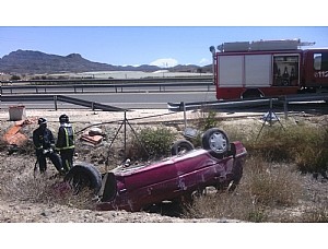 Servicios de emergencias acuden a atender a uma herida en accidente de tráfico en carretera Alhama - Mazarron