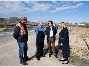 Fomento realiza actuaciones de limpieza de cunetas y mejora de drenaje en 10 kilómetros de carreteras regionales en Mazarrón 