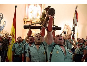 MULTITUDINARIA PROCESIÓN DE LOS LEGIONARIOS CON EL CRISTO DEL PERDÓN