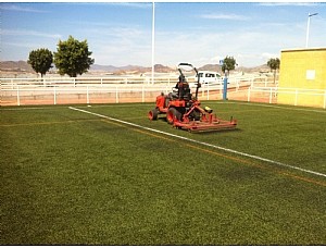 MEJORAN EL CÉSPED DE LOS CAMPOS DE FÚTBOL DEL COMPLEJO DEPORTIVO