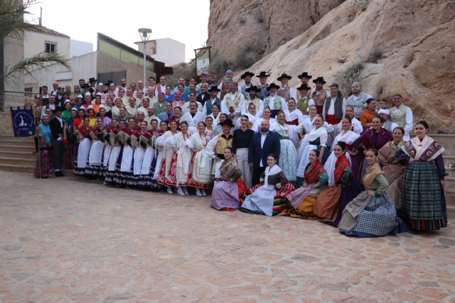 Recepción de los grupos participantes en el 40º Festival de Folklore del Grupo Folklórico Villa de Alhama en el Museo Arqueológico Los Baños