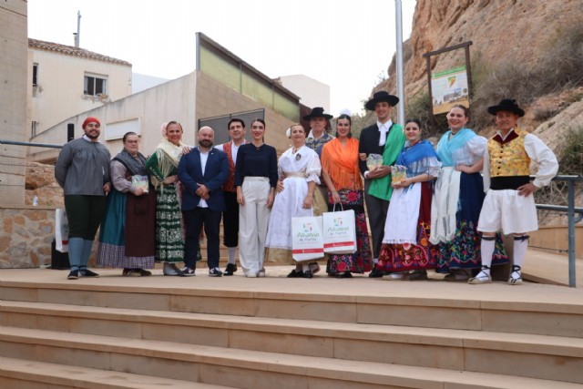 Recepción de los grupos participantes en el 40º Festival de Folklore del Grupo Folklórico Villa de Alhama en el Museo Arqueológico Los Baños