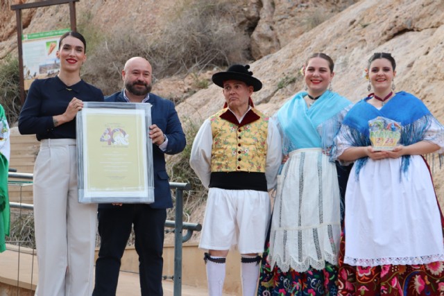 Recepción de los grupos participantes en el 40º Festival de Folklore del Grupo Folklórico Villa de Alhama en el Museo Arqueológico Los Baños