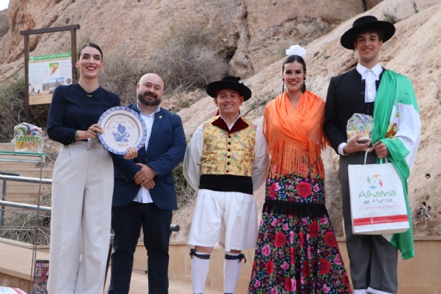 Recepción de los grupos participantes en el 40º Festival de Folklore del Grupo Folklórico Villa de Alhama en el Museo Arqueológico Los Baños