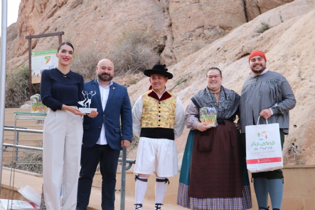 Recepción de los grupos participantes en el 40º Festival de Folklore del Grupo Folklórico Villa de Alhama en el Museo Arqueológico Los Baños