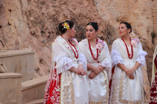 Recepción de los grupos participantes en el 40º Festival de Folklore del Grupo Folklórico Villa de Alhama en el Museo Arqueológico Los Baños