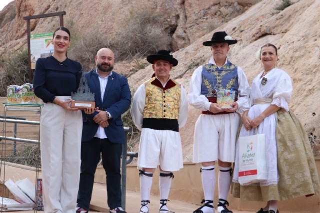 Recepción de los grupos participantes en el 40º Festival de Folklore del Grupo Folklórico Villa de Alhama en el Museo Arqueológico Los Baños