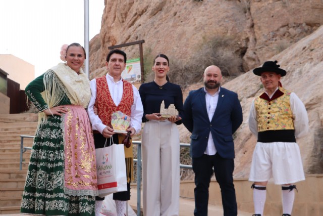 Recepción de los grupos participantes en el 40º Festival de Folklore del Grupo Folklórico Villa de Alhama en el Museo Arqueológico Los Baños