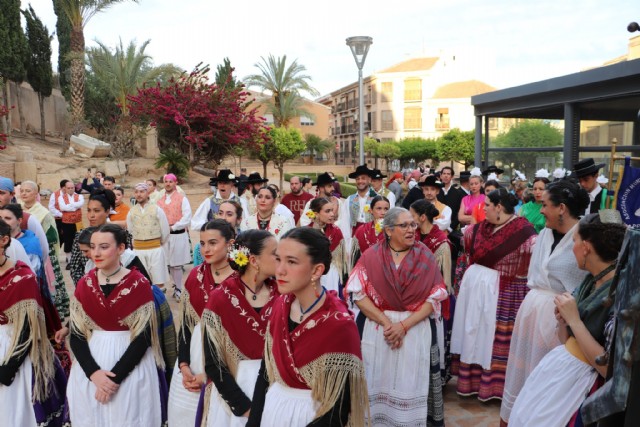 Recepción de los grupos participantes en el 40º Festival de Folklore del Grupo Folklórico Villa de Alhama en el Museo Arqueológico Los Baños