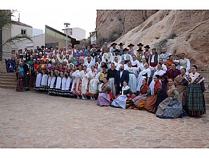 Recepción de los grupos participantes en el 40º Festival de Folklore del Grupo Folklórico Villa de Alhama en el Museo Arqueológico Los Baños